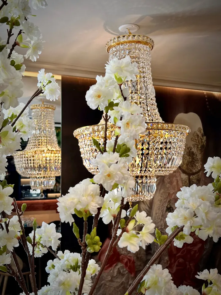 Restaurant Alma – Tønsberg: krystallkroner bak hvite kunstige blomstergrener